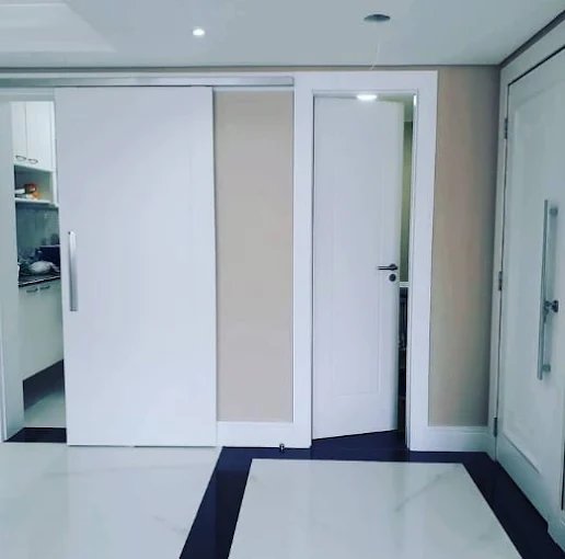 Portas instaladas em ambiente residencial